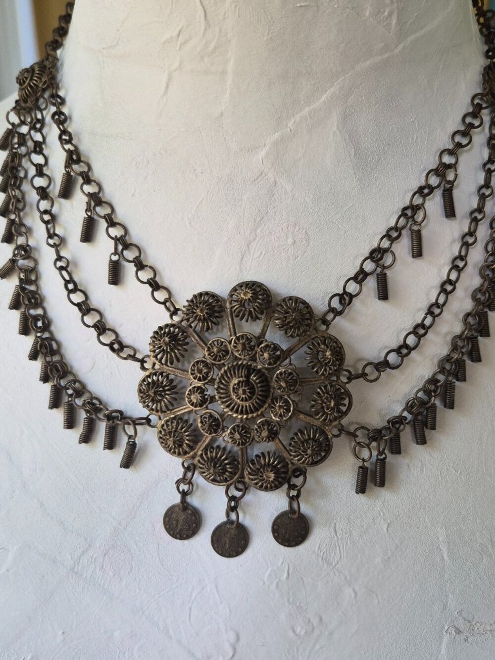 Vintage festoon-style bib Tribal Necklace made of brass with ornate filigree - Picture 2 of 10